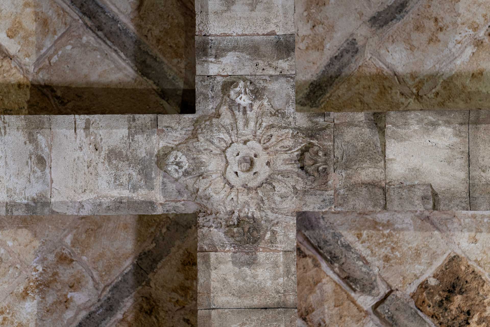 第六展示室: 二連窓の柱の略奪