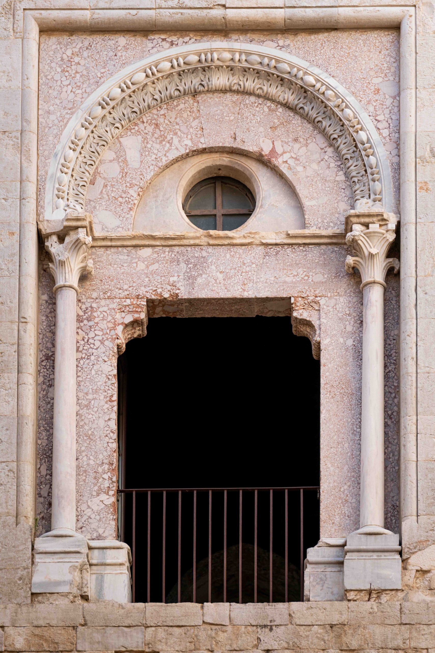 Sala III: le porte-finestre