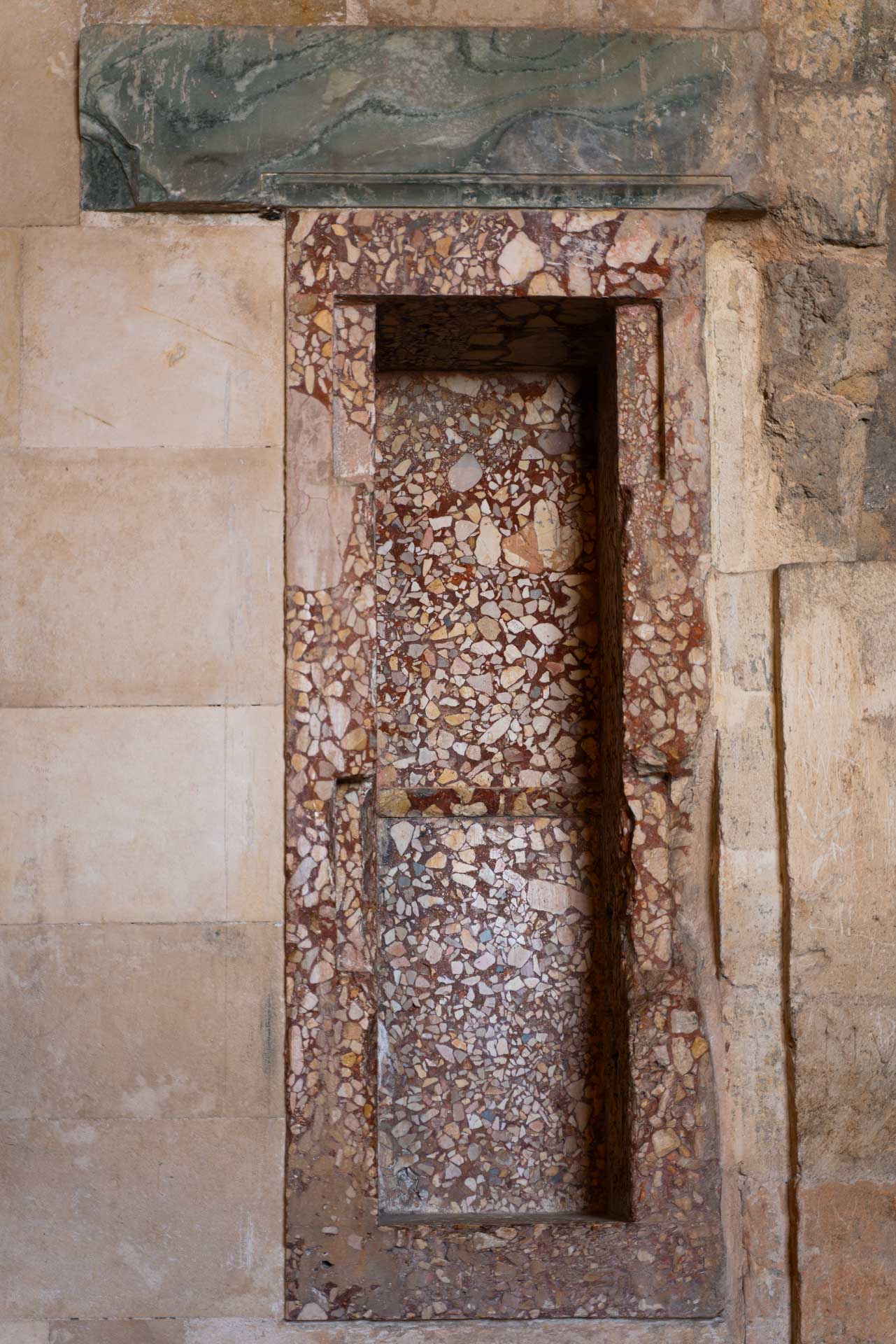 カステル・デル・モンテの水と火：日常生活に必要な要素