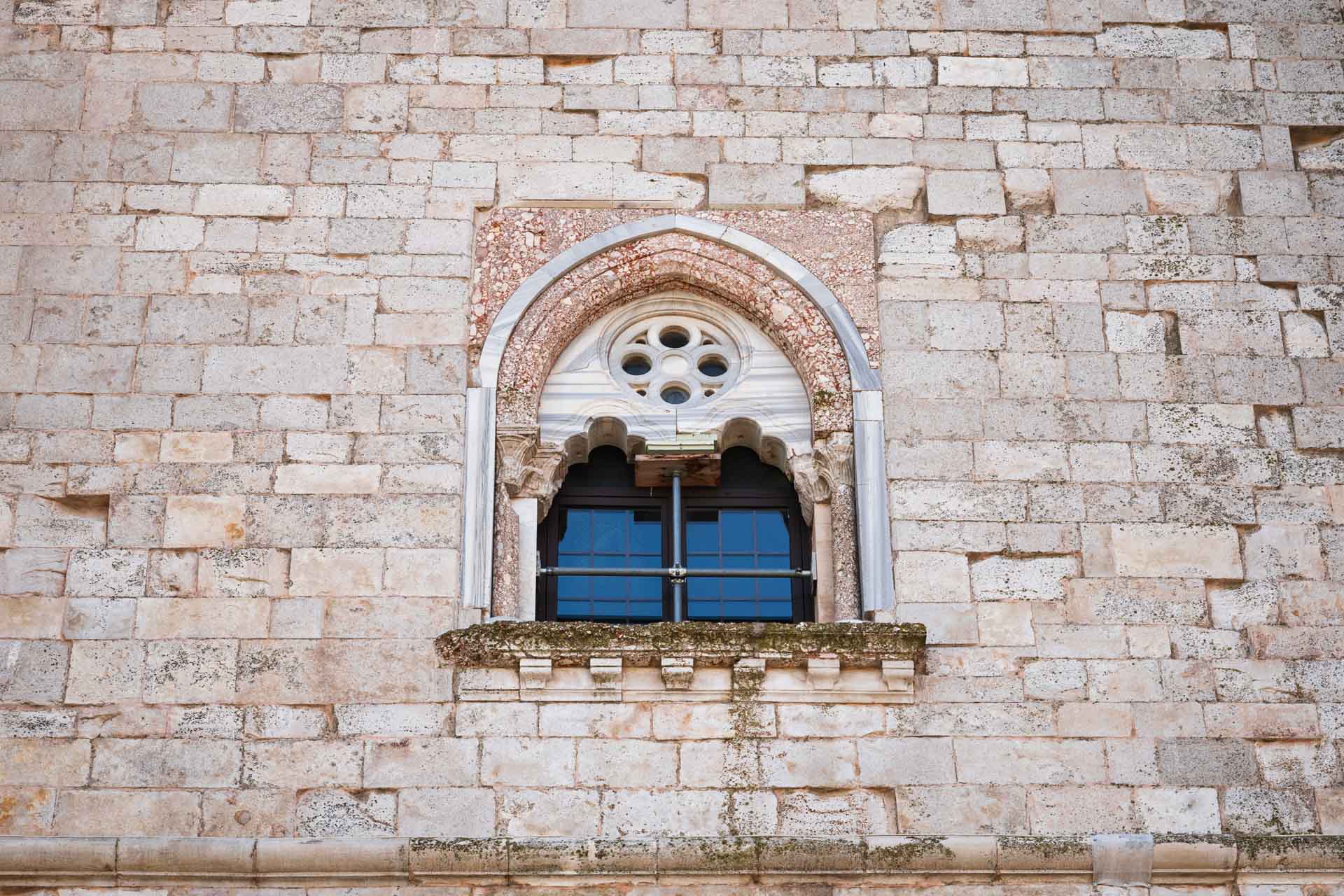 第六展示室: 二連窓の柱の略奪