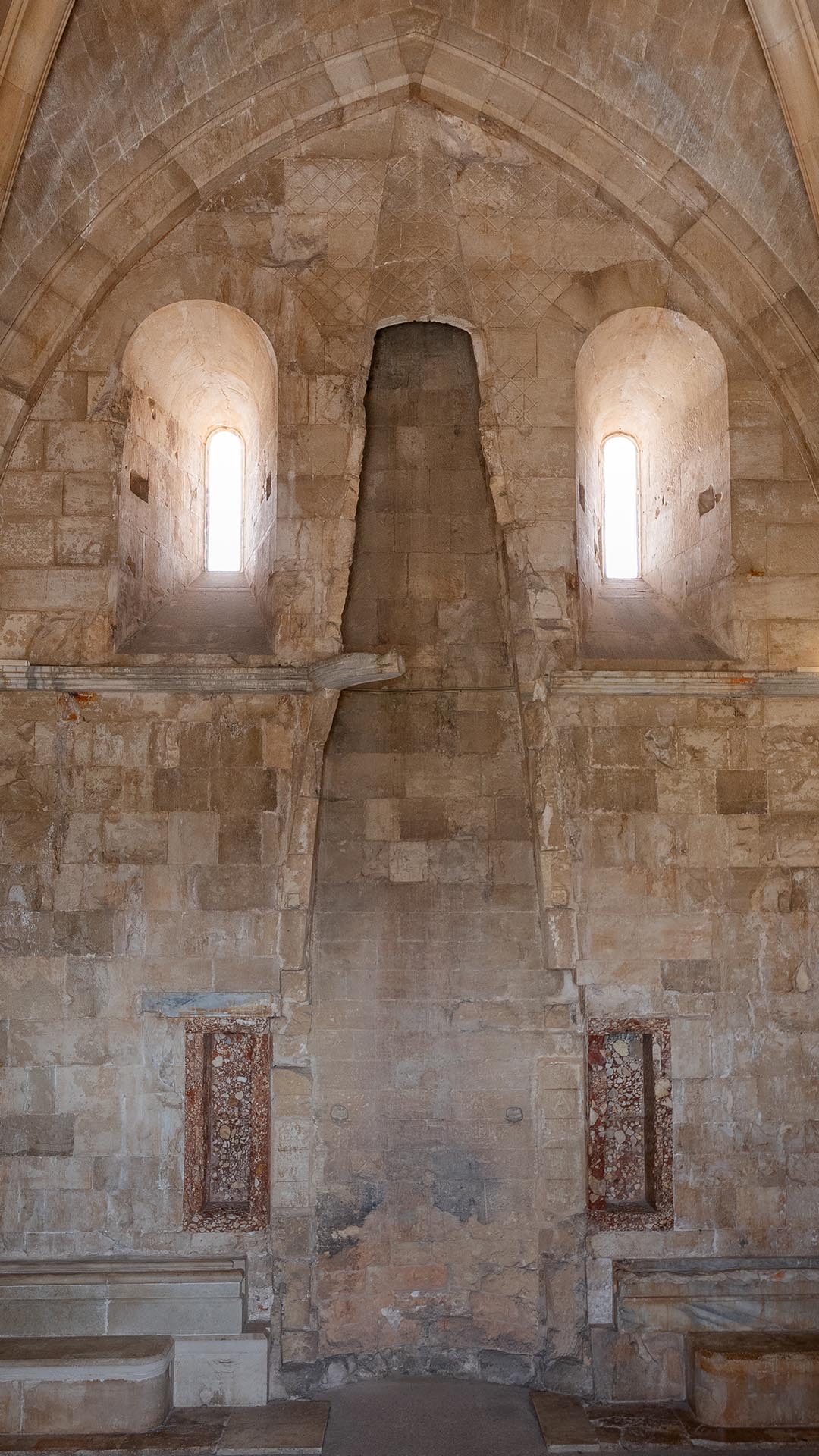 カステル・デル・モンテの水と火：日常生活に必要な要素