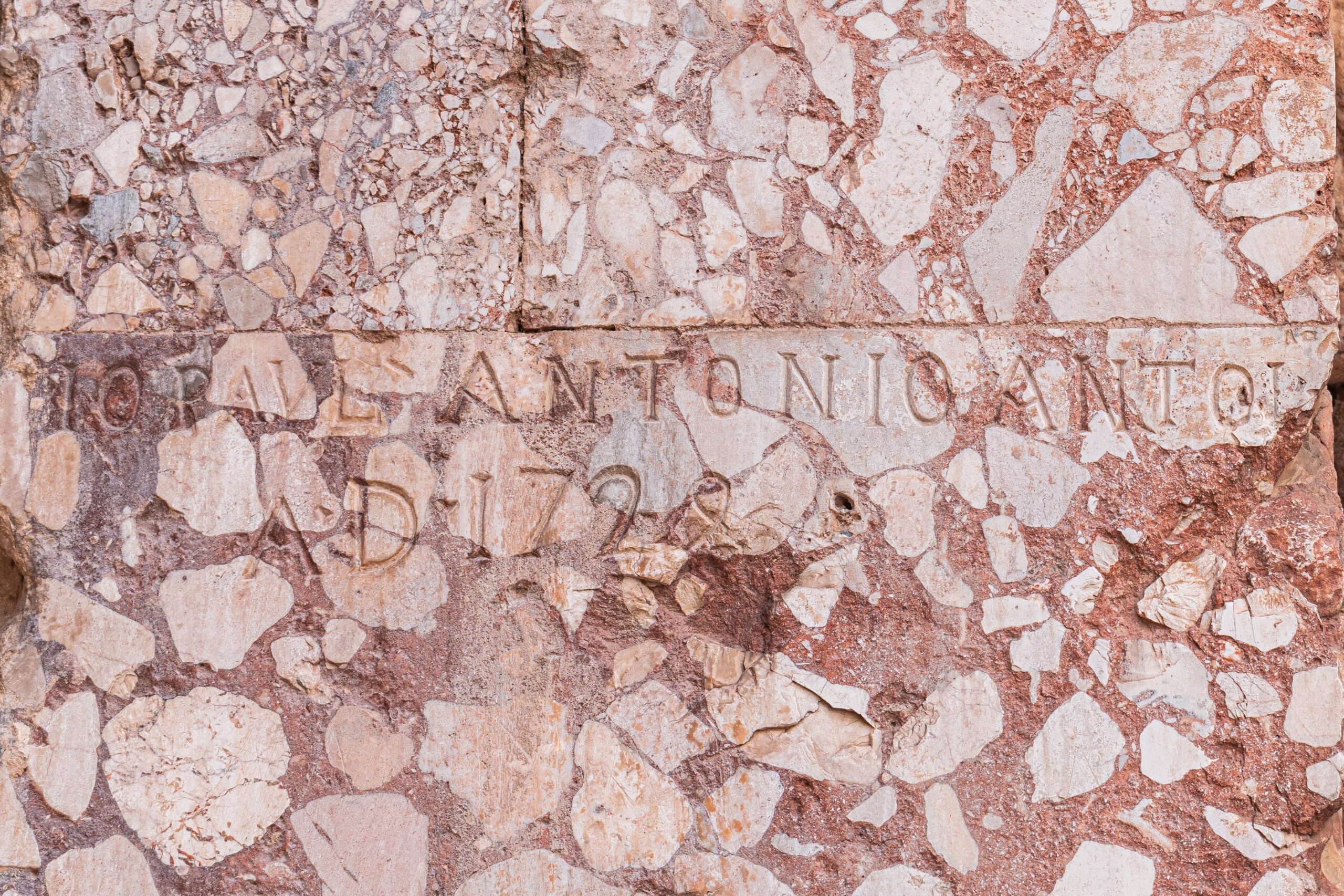 カステル・デル・モンテの碑文