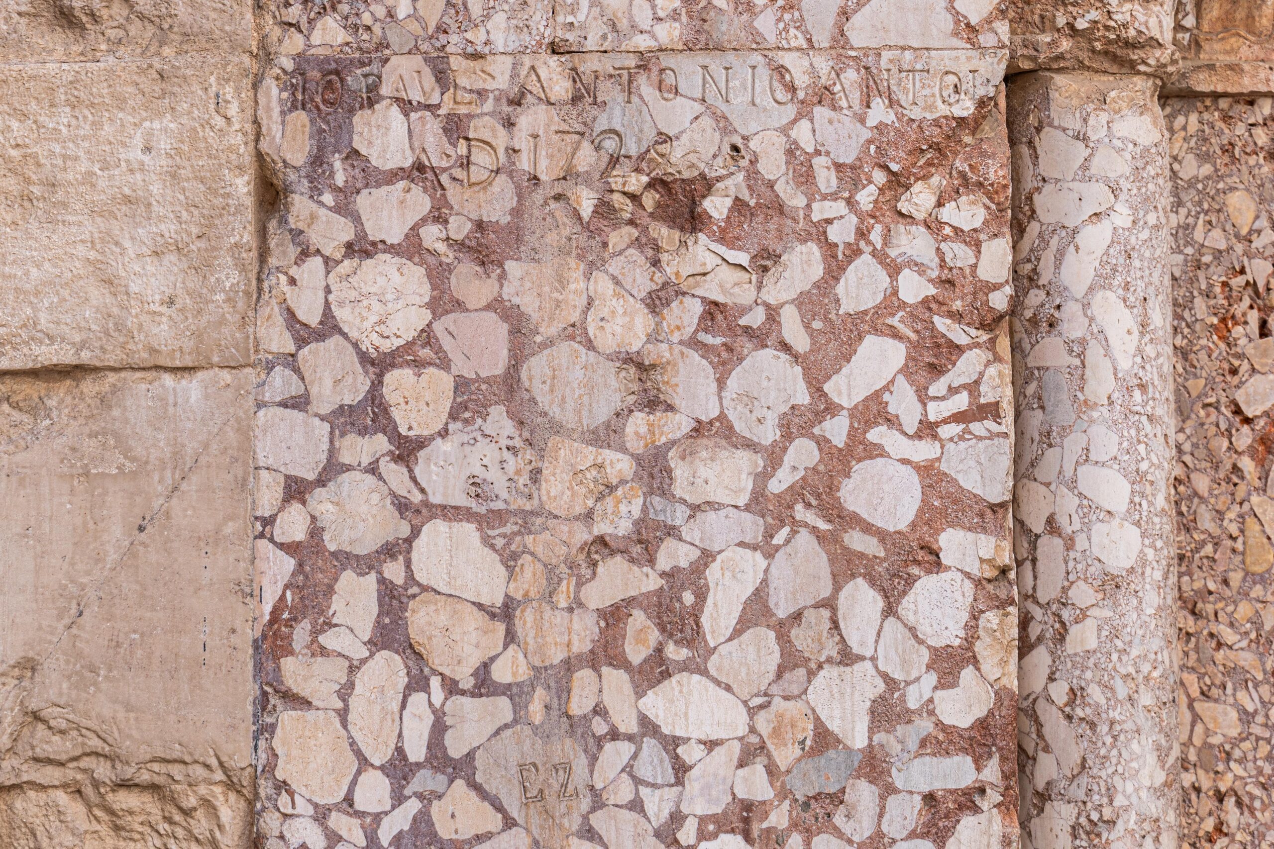 カステル・デル・モンテの碑文