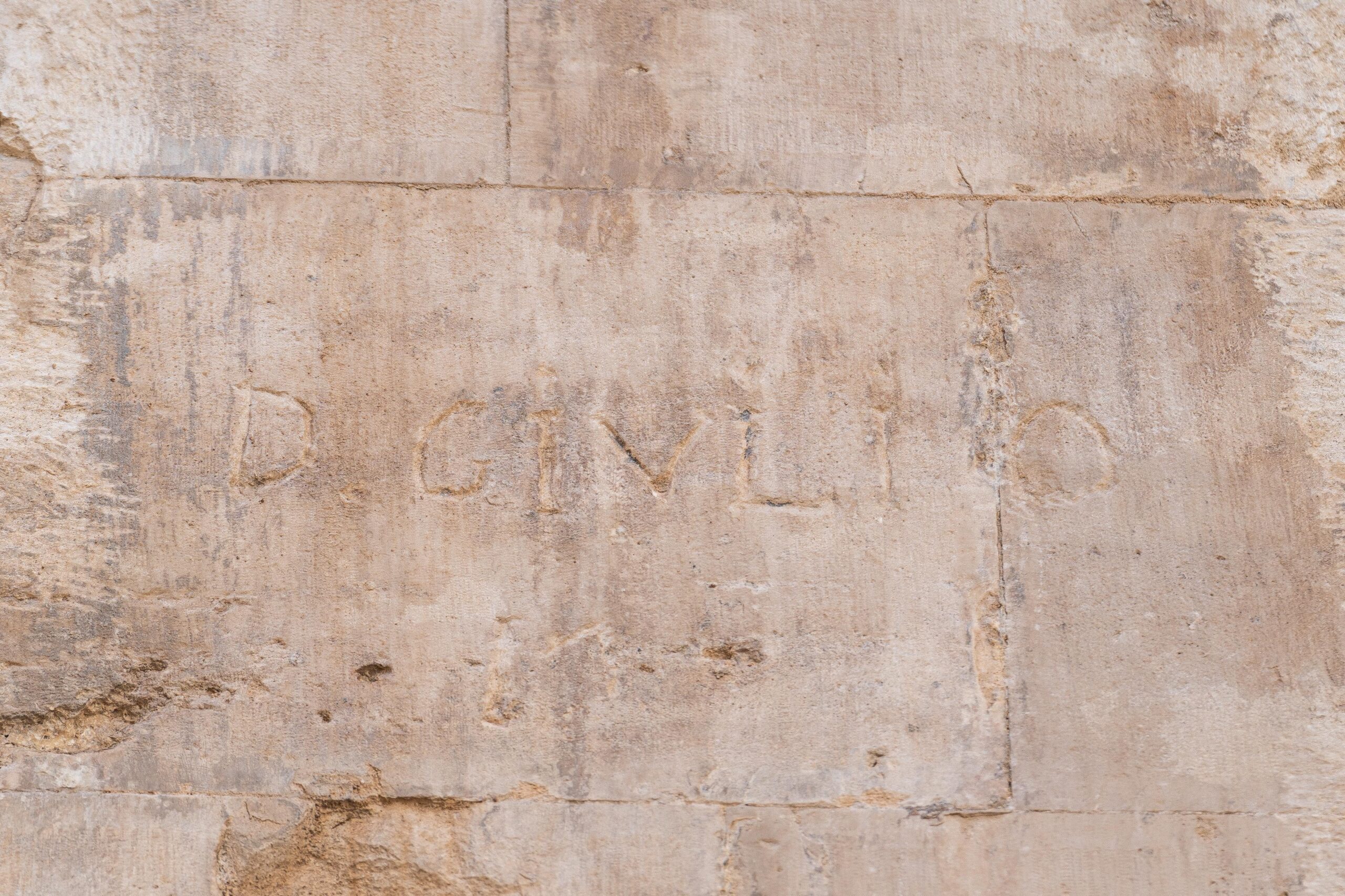 カステル・デル・モンテの碑文